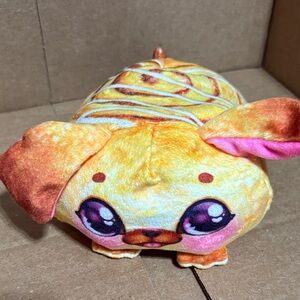 Cookeez Cute Cinnamon Roll Plush Toy battery operated